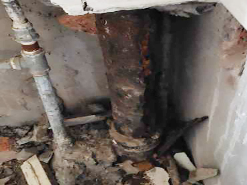 廚房拆除翻新施工：首先就是要對它進行空間改造、水路改造和磚墻翻新這幾處一定要提前做好準備和進行規(guī)劃才行。比如說像對廚房改造中，要做就是對它的空間進行規(guī)劃好和布局。廚房的上水部分那么可以把它更換成PPR之類新型管材，然后再把它進行暗埋，但是廚房的下水部分，這個地方也是不能進行改動的，如果一定要進行改動，記住一定要咨詢清楚物業(yè)再動手。