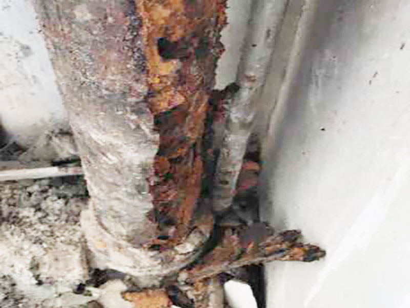 廚房拆除翻新施工：首先就是要對它進行空間改造、水路改造和磚墻翻新這幾處一定要提前做好準備和進行規(guī)劃才行。比如說像對廚房改造中，要做就是對它的空間進行規(guī)劃好和布局。廚房的上水部分那么可以把它更換成PPR之類新型管材，然后再把它進行暗埋，但是廚房的下水部分，這個地方也是不能進行改動的，如果一定要進行改動，記住一定要咨詢清楚物業(yè)再動手。