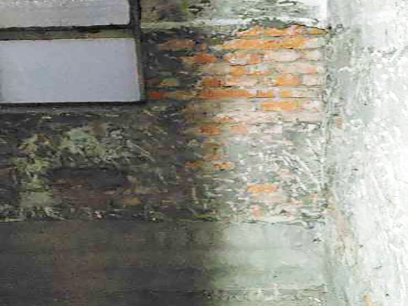 廚房拆除翻新施工：首先就是要對它進行空間改造、水路改造和磚墻翻新這幾處一定要提前做好準備和進行規(guī)劃才行。比如說像對廚房改造中，要做就是對它的空間進行規(guī)劃好和布局。廚房的上水部分那么可以把它更換成PPR之類新型管材，然后再把它進行暗埋，但是廚房的下水部分，這個地方也是不能進行改動的，如果一定要進行改動，記住一定要咨詢清楚物業(yè)再動手。