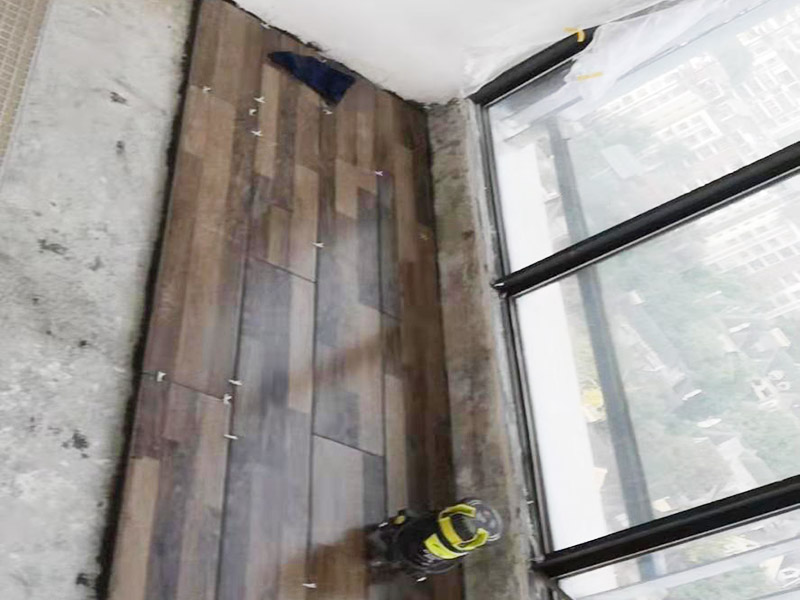 地板拆除翻新案例：1、可以不拆除，但是要求地面保護非常好，你要看好工人，他們干起活來可不會為你考慮如何小心的，他們會怎么省事怎么來的。 2、地板拆除后再安裝肯定有損壞的，并且有的地方是完全無法安裝，工人肯定會用膠給他粘在上的，你還要反復(fù)花錢，得不償失呀。 3、鏟除墻皮后刮膩子只要保證踢腳線地方小心點別弄得太濕就好了。