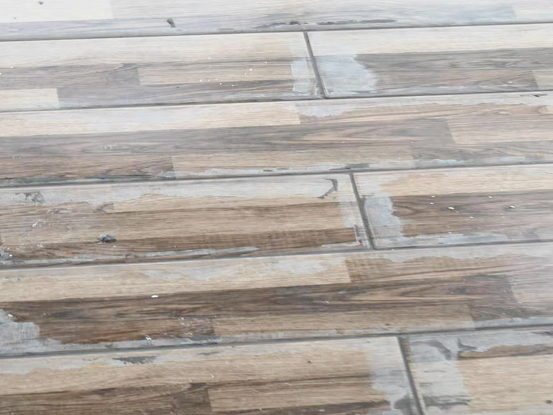 地板拆除翻新案例：1、可以不拆除，但是要求地面保護非常好，你要看好工人，他們干起活來可不會為你考慮如何小心的，他們會怎么省事怎么來的。 2、地板拆除后再安裝肯定有損壞的，并且有的地方是完全無法安裝，工人肯定會用膠給他粘在上的，你還要反復(fù)花錢，得不償失呀。 3、鏟除墻皮后刮膩子只要保證踢腳線地方小心點別弄得太濕就好了。