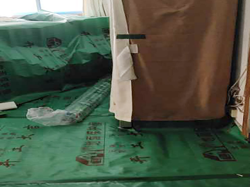家具保護(hù)施工：遠(yuǎn)離裝修區(qū)域的家居不需要過(guò)度防護(hù)，只需使用防塵塑料膜布遮蓋即可。地板保護(hù)，地板保護(hù)需要使用pvc+棉保護(hù)膜 （薄的保護(hù)膜會(huì)在裝修過(guò)程中踩壞），沿墻邊使用家較寬的地板專用膠帶密封。家居保護(hù)只需要使用普通pvc保護(hù)膜即可，注意下方要留足保護(hù)膜遮蓋下方地板。門窗保護(hù):使用無(wú)紡布門窗保護(hù)膜，裁剪適當(dāng)大小貼在窗戶上級(jí)窗戶框上即可。門使用pvc保護(hù)膜。小的突起如電源插座，使用保護(hù)膜覆蓋用較窄的地板專用膠帶密封。 注意：所有的密封都不要貼到需要粉刷裝修的墻面上。