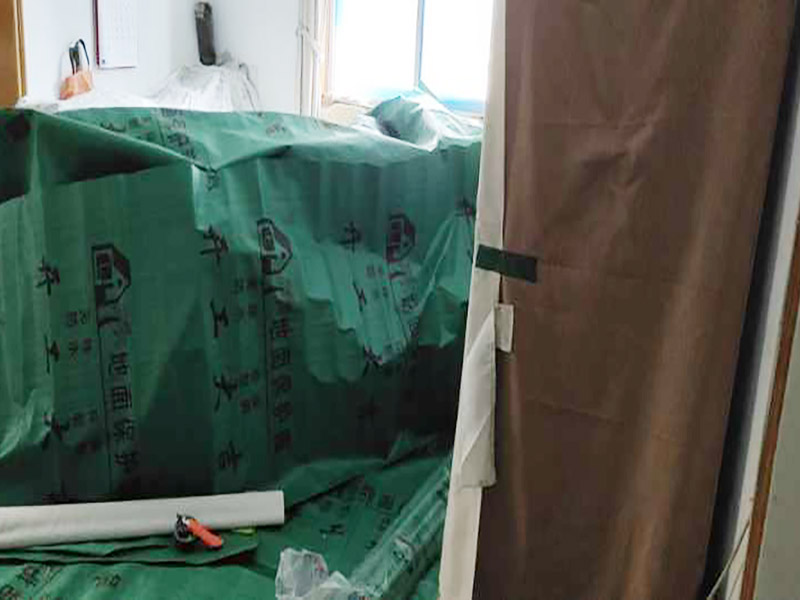 家具保護(hù)施工：遠(yuǎn)離裝修區(qū)域的家居不需要過(guò)度防護(hù)，只需使用防塵塑料膜布遮蓋即可。地板保護(hù)，地板保護(hù)需要使用pvc+棉保護(hù)膜 （薄的保護(hù)膜會(huì)在裝修過(guò)程中踩壞），沿墻邊使用家較寬的地板專用膠帶密封。家居保護(hù)只需要使用普通pvc保護(hù)膜即可，注意下方要留足保護(hù)膜遮蓋下方地板。門窗保護(hù):使用無(wú)紡布門窗保護(hù)膜，裁剪適當(dāng)大小貼在窗戶上級(jí)窗戶框上即可。門使用pvc保護(hù)膜。小的突起如電源插座，使用保護(hù)膜覆蓋用較窄的地板專用膠帶密封。 注意：所有的密封都不要貼到需要粉刷裝修的墻面上。