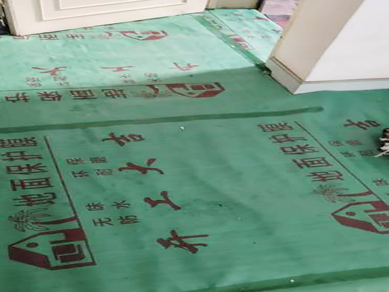 家具保護(hù)施工：遠(yuǎn)離裝修區(qū)域的家居不需要過(guò)度防護(hù)，只需使用防塵塑料膜布遮蓋即可。地板保護(hù)，地板保護(hù)需要使用pvc+棉保護(hù)膜 （薄的保護(hù)膜會(huì)在裝修過(guò)程中踩壞），沿墻邊使用家較寬的地板專用膠帶密封。家居保護(hù)只需要使用普通pvc保護(hù)膜即可，注意下方要留足保護(hù)膜遮蓋下方地板。門窗保護(hù):使用無(wú)紡布門窗保護(hù)膜，裁剪適當(dāng)大小貼在窗戶上級(jí)窗戶框上即可。門使用pvc保護(hù)膜。小的突起如電源插座，使用保護(hù)膜覆蓋用較窄的地板專用膠帶密封。 注意：所有的密封都不要貼到需要粉刷裝修的墻面上。