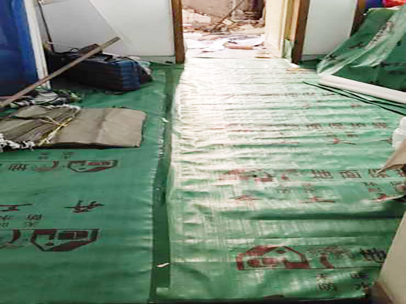 家具保護(hù)施工：遠(yuǎn)離裝修區(qū)域的家居不需要過(guò)度防護(hù)，只需使用防塵塑料膜布遮蓋即可。地板保護(hù)，地板保護(hù)需要使用pvc+棉保護(hù)膜 （薄的保護(hù)膜會(huì)在裝修過(guò)程中踩壞），沿墻邊使用家較寬的地板專用膠帶密封。家居保護(hù)只需要使用普通pvc保護(hù)膜即可，注意下方要留足保護(hù)膜遮蓋下方地板。門窗保護(hù):使用無(wú)紡布門窗保護(hù)膜，裁剪適當(dāng)大小貼在窗戶上級(jí)窗戶框上即可。門使用pvc保護(hù)膜。小的突起如電源插座，使用保護(hù)膜覆蓋用較窄的地板專用膠帶密封。 注意：所有的密封都不要貼到需要粉刷裝修的墻面上。