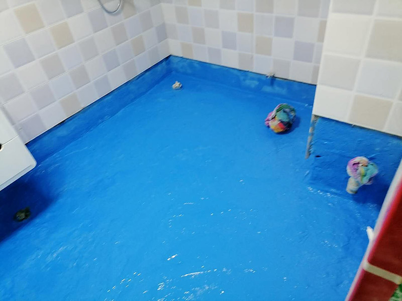 衛(wèi)生間地面防水:刷第一遍防水涂料。施工前確保工地干凈，干燥，防水涂料要涂滿，無遺漏，與基層結(jié)合牢固，無裂紋，無氣泡，無脫落現(xiàn)象。涂刷高度一致，厚度要達(dá)到規(guī)定要求。刷第二遍防水涂料。待第一遍涂料干透后才能進(jìn)行第二遍，具體時(shí)間視涂料而定。間隔時(shí)間太短，防水的效果會(huì)打折扣。鋪保護(hù)層。需在防水涂料表面鋪上保護(hù)層。保護(hù)層要完全覆蓋防水層，無遺漏，與基層結(jié)合牢固，無裂紋，無氣泡，無脫落現(xiàn)象。 閉水試驗(yàn)。閉水試驗(yàn)時(shí)，地面最高點(diǎn)的水不能低于2里面，保存至少24小時(shí)，觀察無滲漏現(xiàn)象后才算合格。如有滲漏，需重做，切莫疏忽大意。