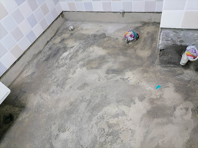 衛(wèi)生間地面防水:刷第一遍防水涂料。施工前確保工地干凈，干燥，防水涂料要涂滿，無遺漏，與基層結(jié)合牢固，無裂紋，無氣泡，無脫落現(xiàn)象。涂刷高度一致，厚度要達(dá)到規(guī)定要求。刷第二遍防水涂料。待第一遍涂料干透后才能進(jìn)行第二遍，具體時(shí)間視涂料而定。間隔時(shí)間太短，防水的效果會(huì)打折扣。鋪保護(hù)層。需在防水涂料表面鋪上保護(hù)層。保護(hù)層要完全覆蓋防水層，無遺漏，與基層結(jié)合牢固，無裂紋，無氣泡，無脫落現(xiàn)象。 閉水試驗(yàn)。閉水試驗(yàn)時(shí)，地面最高點(diǎn)的水不能低于2里面，保存至少24小時(shí)，觀察無滲漏現(xiàn)象后才算合格。如有滲漏，需重做，切莫疏忽大意。