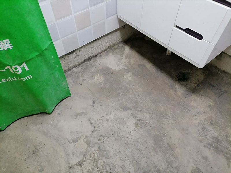 衛(wèi)生間地面防水:刷第一遍防水涂料。施工前確保工地干凈，干燥，防水涂料要涂滿，無遺漏，與基層結(jié)合牢固，無裂紋，無氣泡，無脫落現(xiàn)象。涂刷高度一致，厚度要達(dá)到規(guī)定要求。刷第二遍防水涂料。待第一遍涂料干透后才能進(jìn)行第二遍，具體時(shí)間視涂料而定。間隔時(shí)間太短，防水的效果會(huì)打折扣。鋪保護(hù)層。需在防水涂料表面鋪上保護(hù)層。保護(hù)層要完全覆蓋防水層，無遺漏，與基層結(jié)合牢固，無裂紋，無氣泡，無脫落現(xiàn)象。 閉水試驗(yàn)。閉水試驗(yàn)時(shí)，地面最高點(diǎn)的水不能低于2里面，保存至少24小時(shí)，觀察無滲漏現(xiàn)象后才算合格。如有滲漏，需重做，切莫疏忽大意。