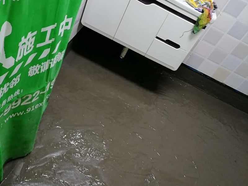 衛(wèi)生間地面防水:刷第一遍防水涂料。施工前確保工地干凈，干燥，防水涂料要涂滿，無遺漏，與基層結(jié)合牢固，無裂紋，無氣泡，無脫落現(xiàn)象。涂刷高度一致，厚度要達(dá)到規(guī)定要求。刷第二遍防水涂料。待第一遍涂料干透后才能進(jìn)行第二遍，具體時(shí)間視涂料而定。間隔時(shí)間太短，防水的效果會(huì)打折扣。鋪保護(hù)層。需在防水涂料表面鋪上保護(hù)層。保護(hù)層要完全覆蓋防水層，無遺漏，與基層結(jié)合牢固，無裂紋，無氣泡，無脫落現(xiàn)象。 閉水試驗(yàn)。閉水試驗(yàn)時(shí)，地面最高點(diǎn)的水不能低于2里面，保存至少24小時(shí)，觀察無滲漏現(xiàn)象后才算合格。如有滲漏，需重做，切莫疏忽大意。