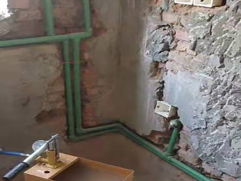 新裝水管打壓測試：堵住內(nèi)所有的堵頭，并將進水容總管的閥門關(guān)閉。測壓時，把千斤頂?shù)膲簵U搖至壓力表的0.9-1.0之間，也就是說測壓試驗的壓力要是正常水壓的3倍左右。同材質(zhì)的水管，其的測壓試驗的時間是不同的，焊接管的測壓一般是30分鐘，而非焊接管的測壓一般4小時 如果出現(xiàn)了測壓器表針下降、變動等現(xiàn)象，則說明水管的連接不緊密，重新安裝。