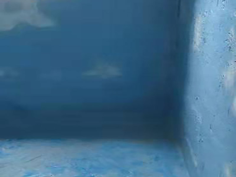 廚房抹灰防水施工：清理基層：將墊層上松散的混凝土、砂漿等清洗干凈，凸出的鼓包剔除。 刷水泥素漿：配合比為水泥∶防水油=1∶0.03(重量比)，加上適量水拌合成粥狀，鋪攤在地面上，用掃帚均勻掃一遍。 抹底層砂漿：底層用1∶3水泥砂漿，摻入水泥重3%～5%的防水粉。拌好的砂漿倒在地上，用杠尺刮平，木抹子順平，鐵抹子壓一遍。 刷水泥素漿：常溫間隔1d后刷水泥素漿一道，配合比為水泥∶防水油=1∶0.03(重量比)加適量水。 抹面層砂漿：刷水泥素漿后，接著抹面層砂漿，配合比及做法用底層。