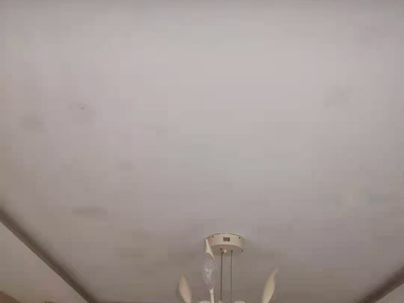 客廳天花板翻新：原有墻頂面有開發(fā)商粗略批蕩，局部肉眼就能看出凹凸不平的差距，有的施工隊為了趕工，施工方在做墻面找平時直接用膩子而沒用石膏粉，省了一道程序，結(jié)果造成膩子層太厚,而膩子只能起到讓平面變得平整光滑的作用，而不能用來找誤差較大墻面的平整，所以膩子找平比較厚的地方就會陸續(xù)的脫落。 乳膠漆施工溫度低，未能形成連續(xù)的涂膜而龜裂，遇水即會脫落;基層疏松，有油污等污物，涂膜與基層粘附不好，造成剝落;基層批刮膩子強度低，膩子層未干透即涂刷乳膠漆;基層過于平滑，以造成涂膜附著力不好。剝落：防范：施工前先觀察一
