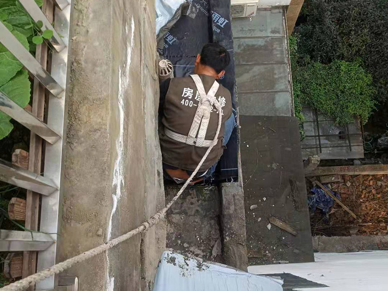 外墻露臺(tái)防水案例：陽(yáng)臺(tái)做防水處理時(shí)，以免漏水造成下層住戶生活的不便，施工時(shí)要注意防水層厚度至少為5毫米，一般粉刷防水涂料2至3次即可。而在陽(yáng)臺(tái)的地面與墻面的接縫處以及向上30厘米的這些地方，也需要粉刷防水涂料。另外需要注意的是，家庭陽(yáng)臺(tái)裝修布置中不僅要做好防水材料涂刷工作，還要記得做出防水坡度，方便水流向排水口。