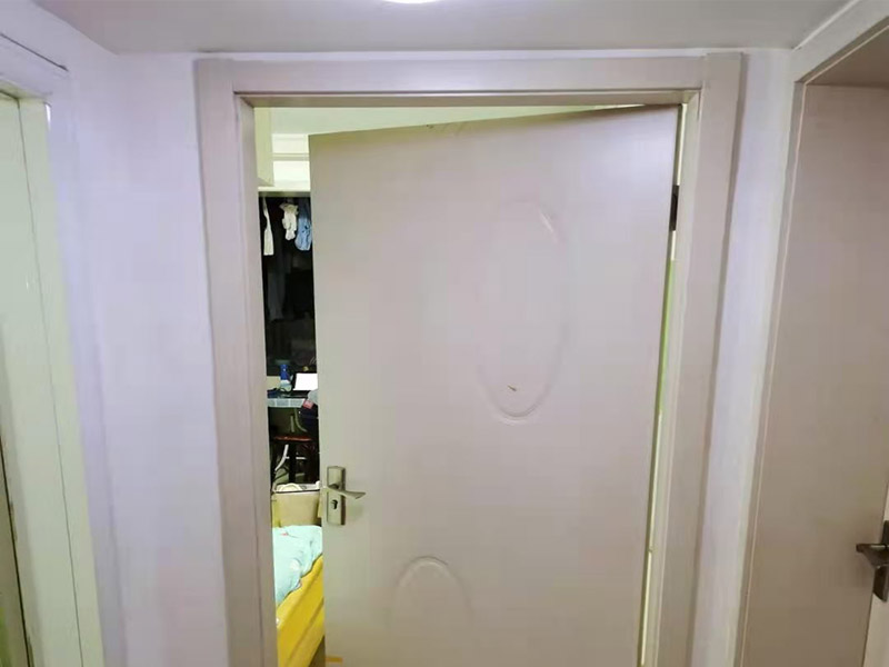 臥室門框維修翻新：首先就應(yīng)該想到將變形的門框拆下來(lái)，然后重新修理一下，再重新把門框裝上去，但是，如果不及時(shí)修復(fù)，可能就需要更換。木門比較復(fù)雜，因?yàn)橥鈱影孙椕姘濉：苋菀自斐赏庥^破壞。而且飾面板一般用射釘槍打了釘子，一般不容易處理。那么，就從門套線下手。把門套線取下來(lái)，就可以看到門套和墻體怎樣連接了。取的時(shí)候，注意打釘?shù)奈恢?，慢慢撬開。撬開門套線后，看門套板和墻體連接出了什么問(wèn)題。如果是連接的鐵條松了，用螺絲固定緊就好。如果是水泥砂漿固定的，那就要填水泥砂漿或者膠來(lái)固定了。