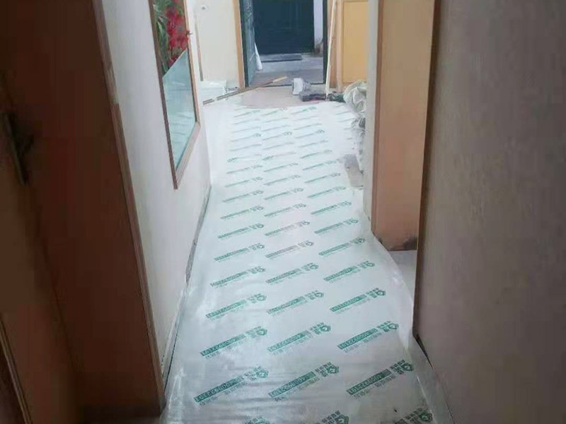 陽臺貼磚翻新：需要在粘結(jié)劑量置晾時間內(nèi)，將準(zhǔn)備好的瓷磚鋪壓到位，垂直于梳理方向輕微搓動以排出磚下的空氣。鋪貼到位后用橡皮錘輕擊，用尺寸合適的十字定位架來調(diào)整表面平整度及接縫的平直。 磁磚盡量不要沾水，按垂直線及水平線保留6--8mm灰縫粘貼牢固后，再做填縫處理，陰雨天最好不要施工，以免水泥污垢增多。 填縫后，用木版或其他工具刮去大灰，用6--8#園鋼清理灰縫，以突出磚的立體感，磁磚表面殘留水泥一定等其發(fā)白時(即干而未凝固時)，用干布或鋸沫(木屑)、大沙、擦凈表面水泥，(注意一定不要用濕布)、布條、海綿等要勤擦勤換。 等徹底凝固后，用加長柄化纖滾筒毛刷沾取20%--30%鹽酸溶液進(jìn)行全面清洗，之后用清水沖凈。這時要小心操作以免鹽酸沾染人身及衣物哦。