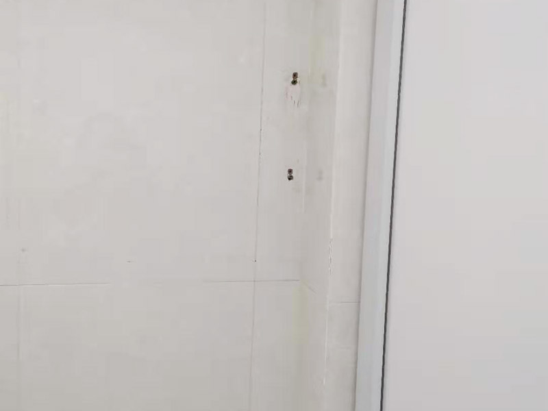 浴室柜打孔安裝：掛墻式浴室柜主柜安裝方法，但是按柜子掛鐵片的孔位、孔距，量出孔在墻面上的位置。用沖擊鉆在墻面上打孔，再用已有的爆炸螺絲把柜子安裝在墻上。還有用水平尺測量柜子是否安裝水平，再把臺面盆放在柜子上面。浴室柜一般距離地面的高度是80cm-85cm，根據(jù)使用人的身高和習慣可以略做調節(jié)。 落地式浴室柜安裝方法，還有把金屬腳裝在柜體上，然后把柜子放在預設位置，調整金屬腳使柜子平穩(wěn)，再把臺面盆放上柜子上面。 浴室鏡安裝方法，但是按鏡子后面的掛鏡片的孔位、孔距，量出孔在墻面上的位置。用沖擊鉆在墻面上打孔