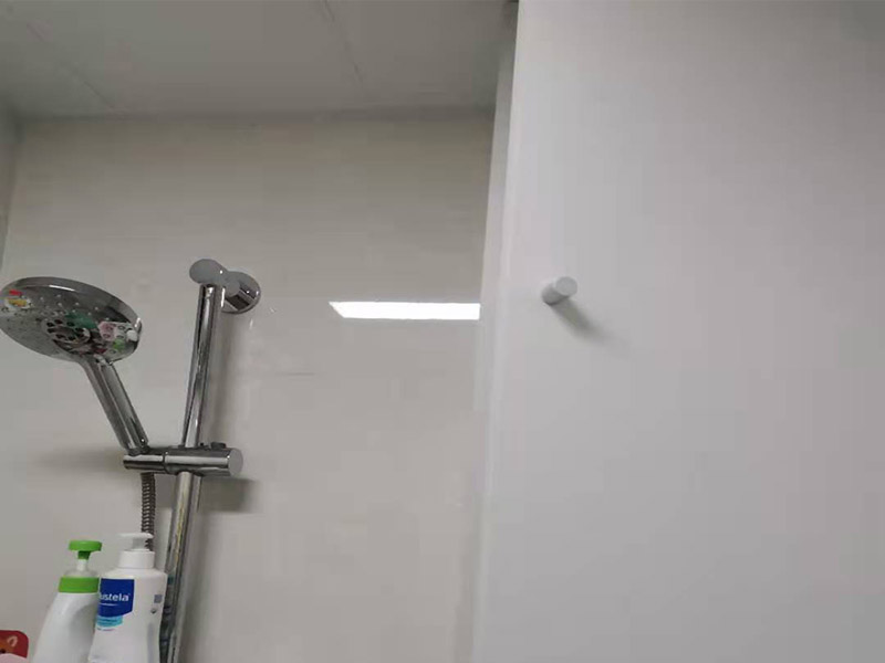 浴室柜打孔安裝：掛墻式浴室柜主柜安裝方法，但是按柜子掛鐵片的孔位、孔距，量出孔在墻面上的位置。用沖擊鉆在墻面上打孔，再用已有的爆炸螺絲把柜子安裝在墻上。還有用水平尺測量柜子是否安裝水平，再把臺面盆放在柜子上面。浴室柜一般距離地面的高度是80cm-85cm，根據(jù)使用人的身高和習慣可以略做調節(jié)。 落地式浴室柜安裝方法，還有把金屬腳裝在柜體上，然后把柜子放在預設位置，調整金屬腳使柜子平穩(wěn)，再把臺面盆放上柜子上面。 浴室鏡安裝方法，但是按鏡子后面的掛鏡片的孔位、孔距，量出孔在墻面上的位置。用沖擊鉆在墻面上打孔