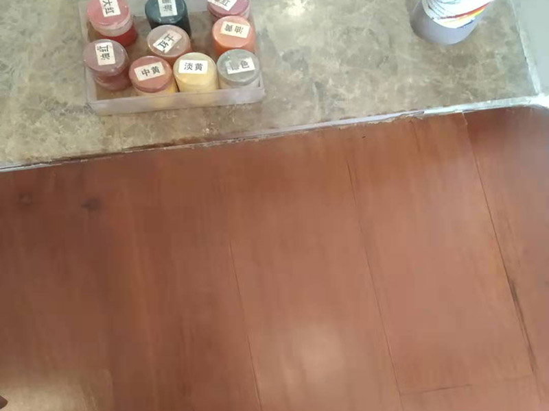 地板局部修補(bǔ)翻新：如果地板表面劃痕不嚴(yán)重，建議用地板精油處理一下，地板精油可以對(duì)地板進(jìn)行保護(hù)，讓輕微劃傷的地方不會(huì)加深變色；修復(fù)后出現(xiàn)氣泡，可用幼砂紙輕輕磨去，最好在天氣干燥時(shí)進(jìn)行，會(huì)事半功倍。如果地板表面的漆膜沒有壞，只是一點(diǎn)劃傷印痕，可以在地板清潔后，用拋光蠟直接拋光。拋光蠟可以保護(hù)地板的光澤，讓地板表面變得光滑，避免對(duì)劃傷的地方進(jìn)行更深的傷害。如果地板劃痕的地方比較嚴(yán)重，地板漆膜破損或露白，可用水砂紙蘸肥皂水打磨、并擦干凈，待干后進(jìn)行局部補(bǔ)色，色干后再刷涂一道漆，干燥24小時(shí)后，用水砂紙磨光，然后擦地板蠟進(jìn)行拋光。如果地板的劃傷比較嚴(yán)重大面積，那么建議請(qǐng)專人的維修人員進(jìn)行實(shí)木地板的翻新、或者更換。