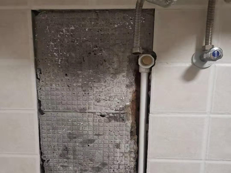 暗管漏水點檢測：驗證工作面頂棚成形質(zhì)量，保證漏水點位置、管徑等符合設(shè)計圖紙；管縫防水的完整性，即漏水點位置選取符合規(guī)范要求； 1，關(guān)閉水管總閥。(即水bai表前面的水管開du關(guān)) 2，打開房間里zhi面的水龍頭20分鐘，dao確保沒水再滴后關(guān)閉所有的水龍頭。 3，關(guān)閉馬桶水箱和洗衣機等具有蓄水功能的設(shè)備進水開關(guān)。 4，打開水管總閥。 5，打開總閥后20分鐘查看水表是否走動，包括緩慢的走動。如果有走動，即為漏水了。如果沒有走動，可能沒事。