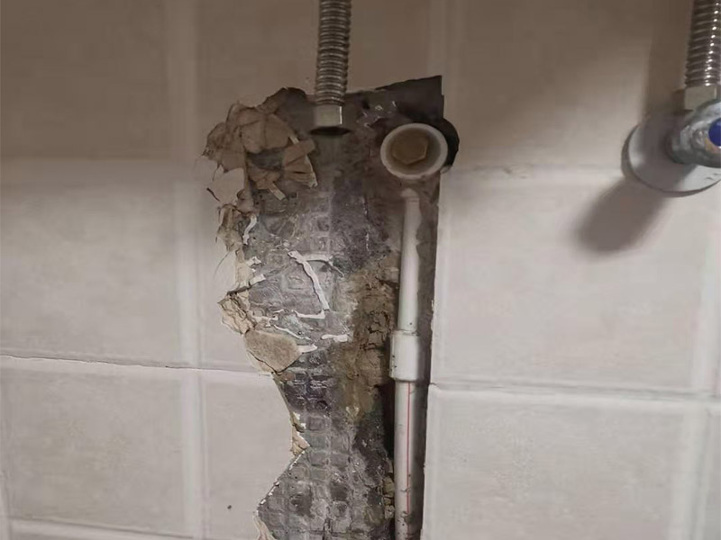 暗管漏水點檢測：驗證工作面頂棚成形質(zhì)量，保證漏水點位置、管徑等符合設(shè)計圖紙；管縫防水的完整性，即漏水點位置選取符合規(guī)范要求； 1，關(guān)閉水管總閥。(即水bai表前面的水管開du關(guān)) 2，打開房間里zhi面的水龍頭20分鐘，dao確保沒水再滴后關(guān)閉所有的水龍頭。 3，關(guān)閉馬桶水箱和洗衣機等具有蓄水功能的設(shè)備進水開關(guān)。 4，打開水管總閥。 5，打開總閥后20分鐘查看水表是否走動，包括緩慢的走動。如果有走動，即為漏水了。如果沒有走動，可能沒事。