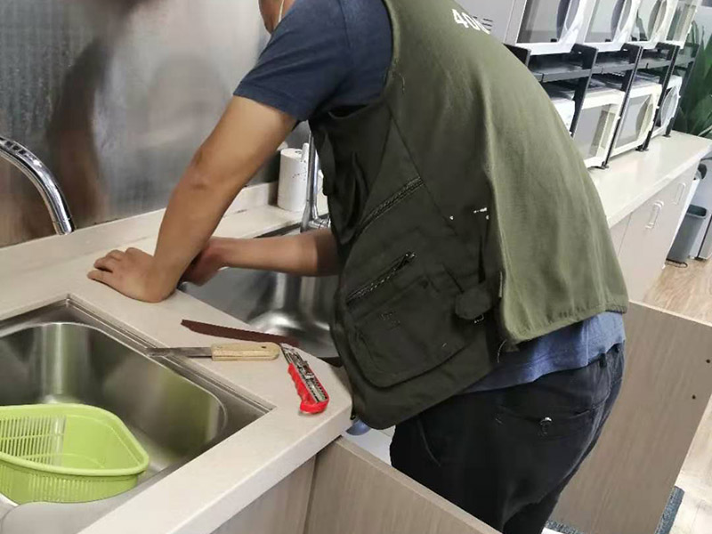 水槽安裝維修施工：第一步是安裝水龍頭。水龍頭有冷、熱之分，切勿搞錯位置。注意兩根進水管的位置，安裝方法及方式都大同小異，提前做好準備，才不會出錯。為了避免空隙而設(shè)置的配件。用配置好的掛片，利用螺絲夾緊調(diào)平，利用硅膠封住水槽周邊和臺面。一端接入水槽的排水口，另一端接到地下的排水口，就可以了。注意兩者之間的銜接，是否牢固，是否密封等等。進排水是否通暢、密封是否得當(dāng)，是否滲水等等。如有滲水，立即返工。