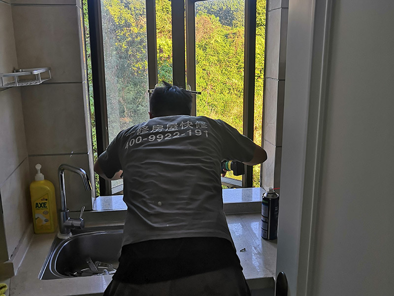 水槽安裝維修施工：第一步是安裝水龍頭。水龍頭有冷、熱之分，切勿搞錯位置。注意兩根進水管的位置，安裝方法及方式都大同小異，提前做好準備，才不會出錯。為了避免空隙而設(shè)置的配件。用配置好的掛片，利用螺絲夾緊調(diào)平，利用硅膠封住水槽周邊和臺面。一端接入水槽的排水口，另一端接到地下的排水口，就可以了。注意兩者之間的銜接，是否牢固，是否密封等等。進排水是否通暢、密封是否得當(dāng)，是否滲水等等。如有滲水，立即返工。