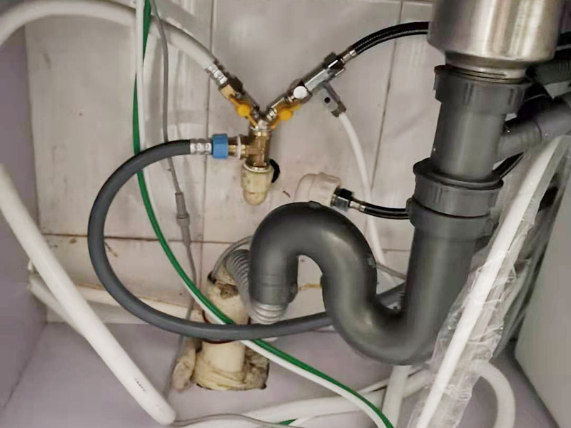 水管角閥漏水更換：首先需要檢查一下內(nèi)絲接頭是否存在開裂的情況，如果有開裂，需要進行更換接頭。接頭如果沒有問題的話，直接更換一個新角閥即可，角閥并不貴，建議要購買銅質(zhì)角閥。 如果是螺紋接頭處漏水，可以在螺紋上加幾圈生料帶，一般就可以解決漏水問題。 如果是開關把手處漏水，那就是角閥的密封性出了問題，可以試試換個新角閥，這樣的話就可以正常使用了。