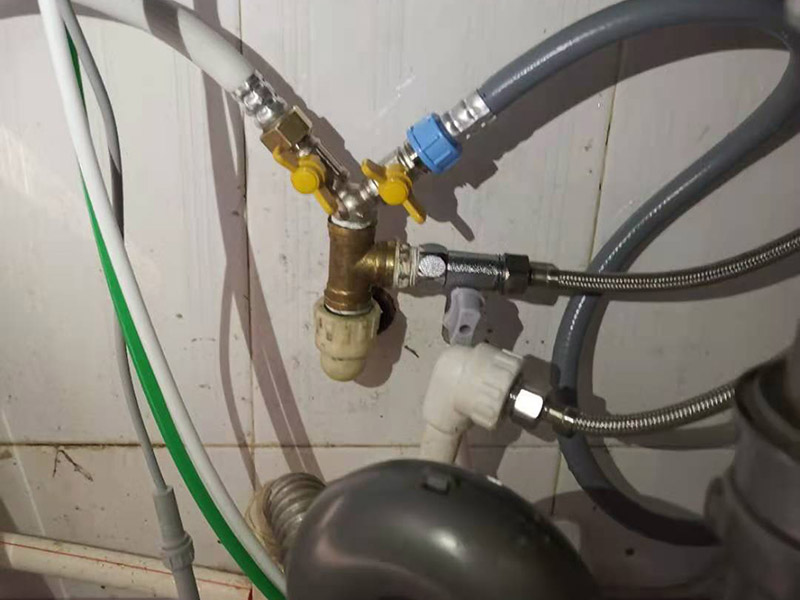 水管角閥漏水更換：首先需要檢查一下內(nèi)絲接頭是否存在開裂的情況，如果有開裂，需要進行更換接頭。接頭如果沒有問題的話，直接更換一個新角閥即可，角閥并不貴，建議要購買銅質(zhì)角閥。 如果是螺紋接頭處漏水，可以在螺紋上加幾圈生料帶，一般就可以解決漏水問題。 如果是開關把手處漏水，那就是角閥的密封性出了問題，可以試試換個新角閥，這樣的話就可以正常使用了。