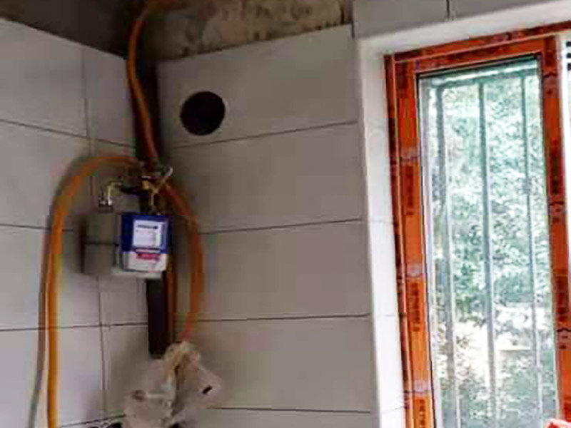 廚房衛(wèi)生間貼磚：開始貼磚前需對現(xiàn)有墻面的抹灰強度及空鼓進(jìn)行排查，避免因抹灰強度及基層空鼓，造成瓷磚大面積空鼓出現(xiàn)。如果是釉面磚需要提前進(jìn)行泡水，將瓷磚泡透至少30min以上。?；u吸水率小于0.5%，無需浸泡，但須做背膠涂刷，增加粘接強度，避免脫落。注意貼磚時采用專用粘接劑，抹灰要飽滿、均勻，尤其要注意四個角的抹灰要到位，避免后期空鼓。墻磚施工完成后做好噴水養(yǎng)護(hù)2天，待墻面干透后進(jìn)行瓷磚勾縫或美縫處理即可。