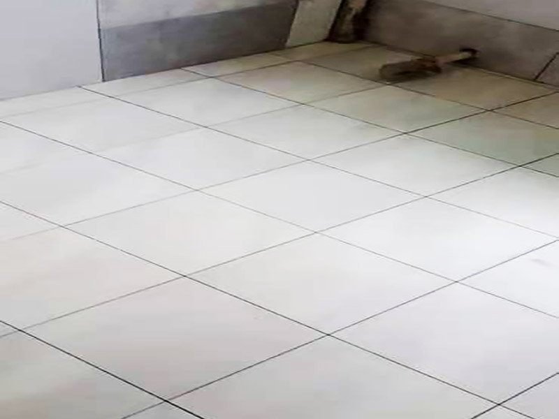 廚房衛(wèi)生間貼磚：開始貼磚前需對現(xiàn)有墻面的抹灰強度及空鼓進(jìn)行排查，避免因抹灰強度及基層空鼓，造成瓷磚大面積空鼓出現(xiàn)。如果是釉面磚需要提前進(jìn)行泡水，將瓷磚泡透至少30min以上。?；u吸水率小于0.5%，無需浸泡，但須做背膠涂刷，增加粘接強度，避免脫落。注意貼磚時采用專用粘接劑，抹灰要飽滿、均勻，尤其要注意四個角的抹灰要到位，避免后期空鼓。墻磚施工完成后做好噴水養(yǎng)護(hù)2天，待墻面干透后進(jìn)行瓷磚勾縫或美縫處理即可。