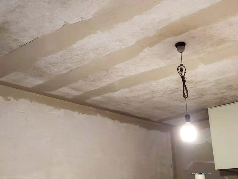 墻面翻新基層處理：墻體空鼓將嚴重影響涂層的附著力，通常采用目測、敲打、硬器劃刻、手抹等方法檢查。發(fā)現(xiàn)有空鼓現(xiàn)象，必須徹底鏟除，應用配套膩子修補平整或用與墻體砂漿比例一致的水泥砂漿按墻體同樣施工方法進行修補填平，確保涂層吸收一致，無接痕。墻體裂縫嚴重影響涂層的裝飾美觀性能。發(fā)現(xiàn)裂縫應用專用填補膩子填補修復，較大空心裂縫可先用砂漿修補后抹平。 涂裝施工前用鏟刀或刮刀鏟去一遍或用鋼絲刷處理清除，也可用硬毛竹掃把清除浮砂。墻體砂眼，凹坑如腳手架洞、空調(diào)洞、窗套、管道設施鋪設遺漏留缺陷，需用與墻體基面同類材質(zhì)和施工方法進行處理。這一點往往在施工中不被注意。但硅藻泥上墻后易發(fā)現(xiàn)發(fā)花不協(xié)調(diào)，嚴重影響裝飾效果。