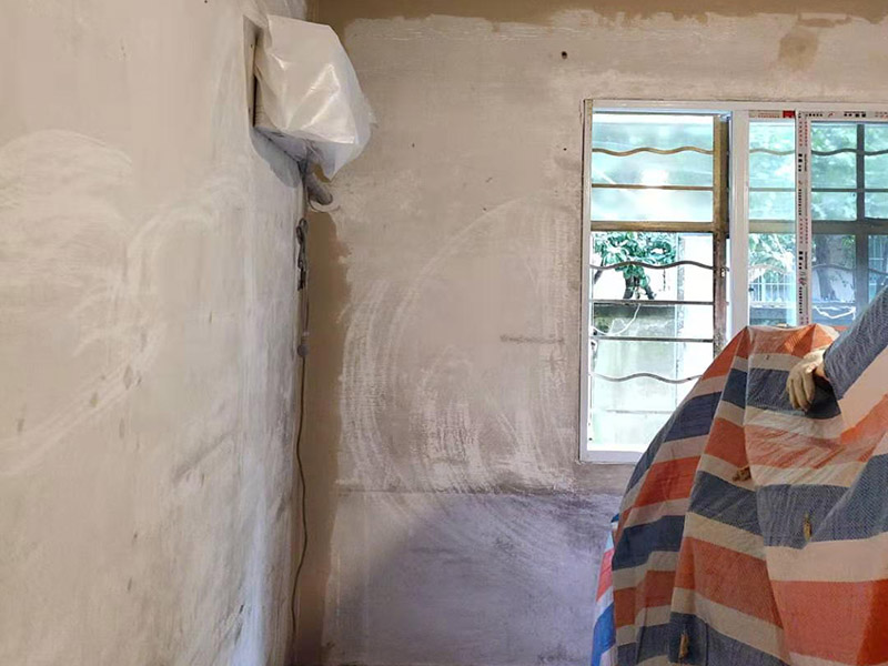 墻面翻新基層處理：墻體空鼓將嚴重影響涂層的附著力，通常采用目測、敲打、硬器劃刻、手抹等方法檢查。發(fā)現(xiàn)有空鼓現(xiàn)象，必須徹底鏟除，應用配套膩子修補平整或用與墻體砂漿比例一致的水泥砂漿按墻體同樣施工方法進行修補填平，確保涂層吸收一致，無接痕。墻體裂縫嚴重影響涂層的裝飾美觀性能。發(fā)現(xiàn)裂縫應用專用填補膩子填補修復，較大空心裂縫可先用砂漿修補后抹平。 涂裝施工前用鏟刀或刮刀鏟去一遍或用鋼絲刷處理清除，也可用硬毛竹掃把清除浮砂。墻體砂眼，凹坑如腳手架洞、空調(diào)洞、窗套、管道設施鋪設遺漏留缺陷，需用與墻體基面同類材質(zhì)和施工方法進行處理。這一點往往在施工中不被注意。但硅藻泥上墻后易發(fā)現(xiàn)發(fā)花不協(xié)調(diào)，嚴重影響裝飾效果。