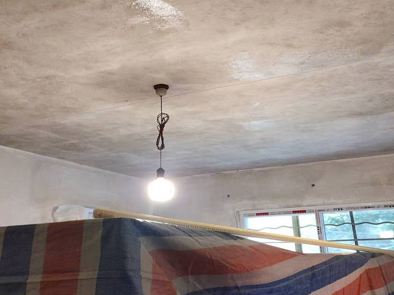 墻面翻新基層處理：墻體空鼓將嚴重影響涂層的附著力，通常采用目測、敲打、硬器劃刻、手抹等方法檢查。發(fā)現(xiàn)有空鼓現(xiàn)象，必須徹底鏟除，應用配套膩子修補平整或用與墻體砂漿比例一致的水泥砂漿按墻體同樣施工方法進行修補填平，確保涂層吸收一致，無接痕。墻體裂縫嚴重影響涂層的裝飾美觀性能。發(fā)現(xiàn)裂縫應用專用填補膩子填補修復，較大空心裂縫可先用砂漿修補后抹平。 涂裝施工前用鏟刀或刮刀鏟去一遍或用鋼絲刷處理清除，也可用硬毛竹掃把清除浮砂。墻體砂眼，凹坑如腳手架洞、空調(diào)洞、窗套、管道設施鋪設遺漏留缺陷，需用與墻體基面同類材質(zhì)和施工方法進行處理。這一點往往在施工中不被注意。但硅藻泥上墻后易發(fā)現(xiàn)發(fā)花不協(xié)調(diào)，嚴重影響裝飾效果。