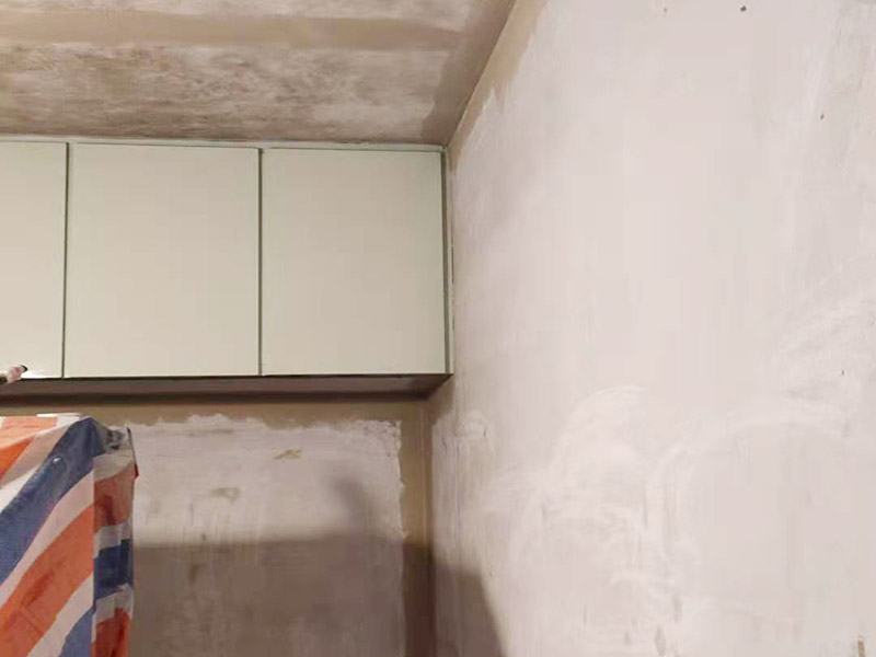 墻面翻新基層處理：墻體空鼓將嚴重影響涂層的附著力，通常采用目測、敲打、硬器劃刻、手抹等方法檢查。發(fā)現(xiàn)有空鼓現(xiàn)象，必須徹底鏟除，應用配套膩子修補平整或用與墻體砂漿比例一致的水泥砂漿按墻體同樣施工方法進行修補填平，確保涂層吸收一致，無接痕。墻體裂縫嚴重影響涂層的裝飾美觀性能。發(fā)現(xiàn)裂縫應用專用填補膩子填補修復，較大空心裂縫可先用砂漿修補后抹平。 涂裝施工前用鏟刀或刮刀鏟去一遍或用鋼絲刷處理清除，也可用硬毛竹掃把清除浮砂。墻體砂眼，凹坑如腳手架洞、空調(diào)洞、窗套、管道設施鋪設遺漏留缺陷，需用與墻體基面同類材質(zhì)和施工方法進行處理。這一點往往在施工中不被注意。但硅藻泥上墻后易發(fā)現(xiàn)發(fā)花不協(xié)調(diào)，嚴重影響裝飾效果。