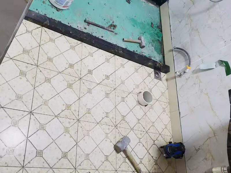 衛(wèi)生間地面防水裝修:首先要將墻面地面都要清潔干凈，這點(diǎn)非常重要，不能有散沙、土、石塊等干擾基層。如果基層開發(fā)商做的很不好的話，表面還要刷一層界面劑以防止墻面表面起沙。用噴壺將陰角部分和管根部分噴水，噴水的主要目的就是防止墻面吸收了堵漏寶太多的水分，造成堵漏寶沒有和墻面凝結(jié)在一起。那么噴多少水呢，建議以表面沒有明顯積水為宜。刷完以后，由于速凝型的堵漏寶干燥較快，所以基本不用等待，干的非?？?。然后將第一遍堵漏寶上鋪好網(wǎng)格布，主要是防止堵漏寶初凝以后裂開。然后進(jìn)行第二遍涂刷堵漏寶，刷完咱們就要進(jìn)行下面柔韌性防水涂刷的步驟了。