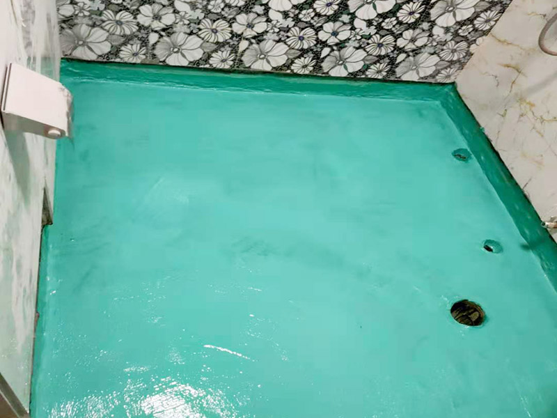 衛(wèi)生間地面防水裝修:首先要將墻面地面都要清潔干凈，這點(diǎn)非常重要，不能有散沙、土、石塊等干擾基層。如果基層開發(fā)商做的很不好的話，表面還要刷一層界面劑以防止墻面表面起沙。用噴壺將陰角部分和管根部分噴水，噴水的主要目的就是防止墻面吸收了堵漏寶太多的水分，造成堵漏寶沒有和墻面凝結(jié)在一起。那么噴多少水呢，建議以表面沒有明顯積水為宜。刷完以后，由于速凝型的堵漏寶干燥較快，所以基本不用等待，干的非?？?。然后將第一遍堵漏寶上鋪好網(wǎng)格布，主要是防止堵漏寶初凝以后裂開。然后進(jìn)行第二遍涂刷堵漏寶，刷完咱們就要進(jìn)行下面柔韌性防水涂刷的步驟了。