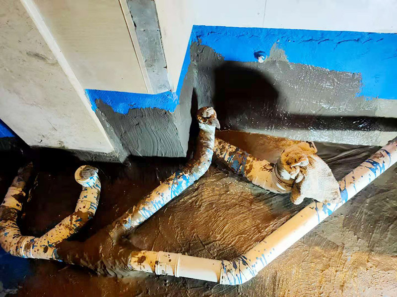 衛(wèi)生間地面基層防水：基層找平，無明顯水跡，滲漏處先進行堵漏處理;基層表面強度表面無浮土、砂粒等污物，表面應(yīng)平整、無松動;陰陽角半徑磨成光滑的小圓角;表面應(yīng)平整、無松動。用塑料橡膠刮或油漆涂刮(刷)在基層表面上，厚度一致;第一層涂膜薄涂，第二層涂膜的涂膜方向與第一層涂膜的涂刮(刷)方向垂直。轉(zhuǎn)角、接縫、變形縫等特殊部位必須仔細涂刷至符合要求，涂膜厚薄要均勻、封閉嚴密，不允許有露底、起鼓、脫落、開裂、翹邊和收口密封不嚴等現(xiàn)象。衛(wèi)生間、廚房等部位在防水層干固后，在門檻部位砌一壟磚進行24小時閉水實驗，看樓下樓頂是否有濕水點，無則證明防水施工是合格的。