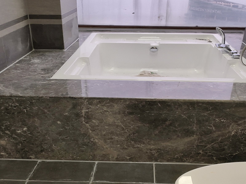 浴缸貼磚安裝：在安放浴缸時(shí)注意下水口的另一端要略高于下水口的一端，以便將來排污不暢。這一點(diǎn)要因情況而定。一般正常的浴缸底部本來就留出了排水的坡度。在安放浴缸時(shí)注意下水口的另一端要略高于下水口的一端，以便將來排污不暢。這一點(diǎn)要因情況而定。一般正常的浴缸底部本來就留出了排水的坡度。浴缸裙的貼磚是不需要抓毛的，砌好紅磚的臺(tái)子，在表面抹一層水泥砂漿，然后等兩天再來貼磚即可，貼磚很麻煩，由于地面留了坡度，而浴缸是平的，所以每一塊大磚都要打磨成不同的尺寸，不可以一次打磨很多，容易磨多了，要反復(fù)磨。磚的上邊要塞入浴缸的圓邊下，這樣才不會(huì)形成陽角。