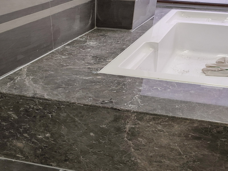 浴缸貼磚安裝：在安放浴缸時(shí)注意下水口的另一端要略高于下水口的一端，以便將來排污不暢。這一點(diǎn)要因情況而定。一般正常的浴缸底部本來就留出了排水的坡度。在安放浴缸時(shí)注意下水口的另一端要略高于下水口的一端，以便將來排污不暢。這一點(diǎn)要因情況而定。一般正常的浴缸底部本來就留出了排水的坡度。浴缸裙的貼磚是不需要抓毛的，砌好紅磚的臺(tái)子，在表面抹一層水泥砂漿，然后等兩天再來貼磚即可，貼磚很麻煩，由于地面留了坡度，而浴缸是平的，所以每一塊大磚都要打磨成不同的尺寸，不可以一次打磨很多，容易磨多了，要反復(fù)磨。磚的上邊要塞入浴缸的圓邊下，這樣才不會(huì)形成陽角。