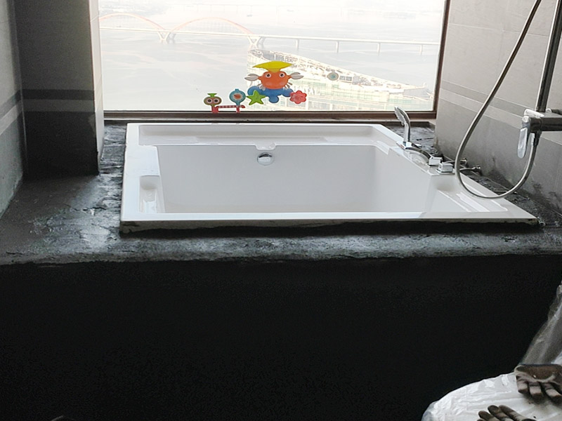 浴缸貼磚安裝：在安放浴缸時(shí)注意下水口的另一端要略高于下水口的一端，以便將來排污不暢。這一點(diǎn)要因情況而定。一般正常的浴缸底部本來就留出了排水的坡度。在安放浴缸時(shí)注意下水口的另一端要略高于下水口的一端，以便將來排污不暢。這一點(diǎn)要因情況而定。一般正常的浴缸底部本來就留出了排水的坡度。浴缸裙的貼磚是不需要抓毛的，砌好紅磚的臺(tái)子，在表面抹一層水泥砂漿，然后等兩天再來貼磚即可，貼磚很麻煩，由于地面留了坡度，而浴缸是平的，所以每一塊大磚都要打磨成不同的尺寸，不可以一次打磨很多，容易磨多了，要反復(fù)磨。磚的上邊要塞入浴缸的圓邊下，這樣才不會(huì)形成陽角。