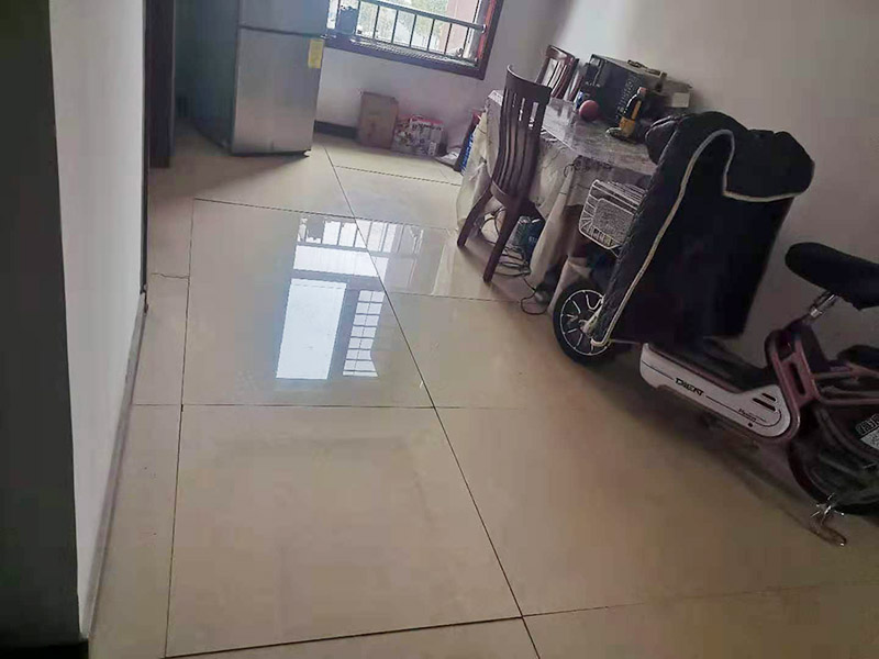 客廳瓷磚起翹維修：1.把翹起的磚全部拆下，然后,把磚底下清理干凈，再用水泥弄平整,之后,把磚放上去即可。 2.找個(gè)切割機(jī),把翹起的地板割條縫,注意要割剛剛翹起的,不然沒(méi)發(fā)割,把翹起的地板都掀起，下面掃干凈,每塊地板都抹上地板膠再粘上就可以了。