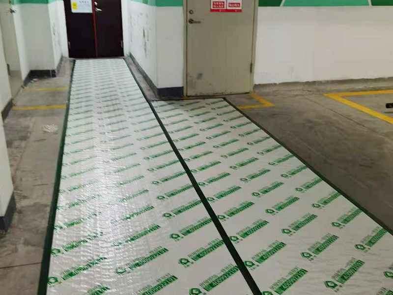 吊柜安裝維修：廚柜和地柜高度確定后，在吊柜裝修過程中，柜體的深度也很重要，因?yàn)楣耋w與地柜的深度會(huì)有一定的差距，這些差距也是都和家庭人員的身高、地柜的深度等因素來決定的，一般吊柜的深度最合適的是在30到45厘米之間。在吊柜劃好線后，可以在固定位置和固定位置鉆孔。 安裝前應(yīng)先調(diào)整柜體， 然后通過調(diào)節(jié)合頁(yè)，保證吊柜門扇的水平和垂直。最好用兩個(gè)或四個(gè)膨脹螺絲固定墻壁的吊頂框架。 安裝吊柜時(shí)，一定要注意一件事，就是吊柜不應(yīng)安裝在輕質(zhì)墻體上，因?yàn)榈豕癖旧淼闹亓亢痛娣诺碾s物的重量會(huì)使輕質(zhì)墻體難以撐住，所以最好將吊柜安裝在堅(jiān)固的墻上。如果它非要安裝在廚房隔斷墻上，則在進(jìn)行隔斷時(shí)必須使用兩層細(xì)木工板和石膏板用于增強(qiáng)墻壁的剛性，否則吊柜很容易脫落。