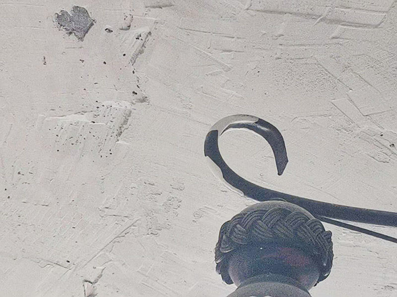 墻面基層處理：刮膩?zhàn)又?，?yīng)該先用石膏在墻面找平，做好墻面的找平工作接下來(lái)就該是對(duì)墻面進(jìn)行刮膩?zhàn)拥墓こ塘?。裝修墻面處理流程中刮膩?zhàn)有枰?jīng)過(guò)多道工序，而且其使用 的材料也要有細(xì)膩感，用膩?zhàn)硬牧暇鶆虻脑趬γ嫱磕?，形成平而整齊的裝飾效果。薄薄的涂抹 在水泥墻面上，就完成了第一道膩?zhàn)庸こ獭?刷涂料的工程中直接滾涂?jī)杀槿槟z漆即可，但是一般在刷涂料之前，墻面會(huì)涂上一層防水的膩?zhàn)訉?，可以有效的防止墻面出現(xiàn)發(fā)霉、漏水等現(xiàn)象。噴涂的方式更好， 但是需要在耐水膩?zhàn)由蠈釉谏弦坏姥b潢膩?zhàn)樱瑖娚媳”〉囊粚蛹纯?，而且還需用1200目砂紙打磨，然后再噴涂乳膠漆就可以了，而且只噴一 遍油漆。如果墻面裝修的時(shí)間長(zhǎng)了，想要補(bǔ)上墻面的油漆，可以不用鏟除原有的涂料，可以直接在墻面噴涂就可以了。