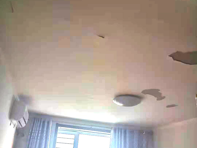 墻面基層處理：刮膩?zhàn)又?，?yīng)該先用石膏在墻面找平，做好墻面的找平工作接下來(lái)就該是對(duì)墻面進(jìn)行刮膩?zhàn)拥墓こ塘?。裝修墻面處理流程中刮膩?zhàn)有枰?jīng)過(guò)多道工序，而且其使用 的材料也要有細(xì)膩感，用膩?zhàn)硬牧暇鶆虻脑趬γ嫱磕?，形成平而整齊的裝飾效果。薄薄的涂抹 在水泥墻面上，就完成了第一道膩?zhàn)庸こ獭?刷涂料的工程中直接滾涂?jī)杀槿槟z漆即可，但是一般在刷涂料之前，墻面會(huì)涂上一層防水的膩?zhàn)訉?，可以有效的防止墻面出現(xiàn)發(fā)霉、漏水等現(xiàn)象。噴涂的方式更好， 但是需要在耐水膩?zhàn)由蠈釉谏弦坏姥b潢膩?zhàn)?，噴上薄薄的一層即可，而且還需用1200目砂紙打磨，然后再噴涂乳膠漆就可以了，而且只噴一 遍油漆。如果墻面裝修的時(shí)間長(zhǎng)了，想要補(bǔ)上墻面的油漆，可以不用鏟除原有的涂料，可以直接在墻面噴涂就可以了。