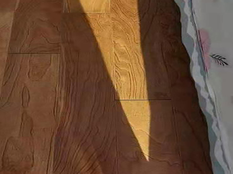 木地板維修翻新：把地板裂縫中的灰塵清理干凈，裂縫周邊貼上美紋紙。用注射器把安環(huán)密封膠填滿裂縫，用刮板刮平，美紋紙揭掉。修補材料固化后，一定要有彈性，室內(nèi)溫度變化裂縫大小會變化；固化后會因裂縫漲縮產(chǎn)生脫落或開裂不能防塵。