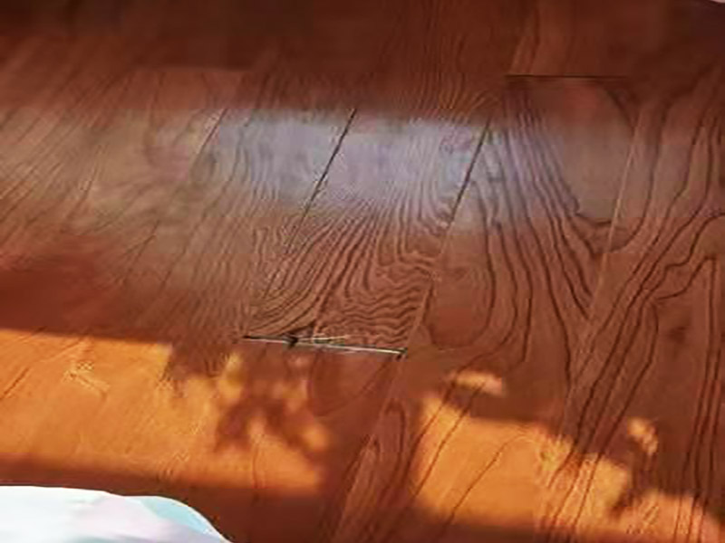 木地板維修翻新：把地板裂縫中的灰塵清理干凈，裂縫周邊貼上美紋紙。用注射器把安環(huán)密封膠填滿裂縫，用刮板刮平，美紋紙揭掉。修補材料固化后，一定要有彈性，室內(nèi)溫度變化裂縫大小會變化；固化后會因裂縫漲縮產(chǎn)生脫落或開裂不能防塵。