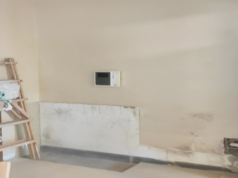 定制鞋柜安裝服務(wù)：鞋柜最好是用裝飾板的形式相接在墻上，根據(jù)鞋的需要，來決定相接的板數(shù)，在相接的墻面可以用壁紙和鞋板來相互照應(yīng)，既方便又美觀，如果您喜歡鞋柜的形式最好選擇那種小巧美觀的鞋柜，最好是靠近進(jìn)戶門附近。 鞋柜傾斜一點(diǎn)，同時(shí)里面不做到頭，和背板之間留點(diǎn)空隙，這樣容易清理灰塵，很實(shí)用。