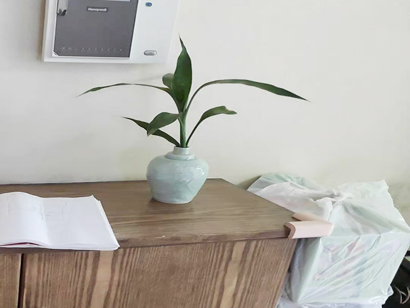 定制鞋柜安裝服務(wù)：鞋柜最好是用裝飾板的形式相接在墻上，根據(jù)鞋的需要，來決定相接的板數(shù)，在相接的墻面可以用壁紙和鞋板來相互照應(yīng)，既方便又美觀，如果您喜歡鞋柜的形式最好選擇那種小巧美觀的鞋柜，最好是靠近進(jìn)戶門附近。 鞋柜傾斜一點(diǎn)，同時(shí)里面不做到頭，和背板之間留點(diǎn)空隙，這樣容易清理灰塵，很實(shí)用。