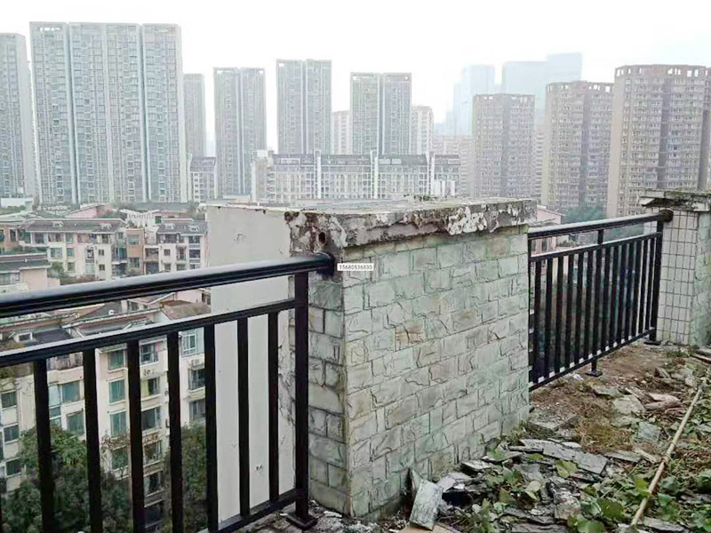 屋頂露臺(tái)更換翻新：出灰餅前對(duì)陽臺(tái)欄板、梁、線條進(jìn)行認(rèn)真檢查，對(duì)基層破損進(jìn)行認(rèn)真修補(bǔ)，將板面基層上的鉛絲，灰塵、污垢等清理干凈及除銹防銹處理。 　　陽臺(tái)欄板凸出的部分需用花蘭螺絲掛直，在水平方向上保證同一樓層同一水平線的陽臺(tái)欄板、梁、線條的厚度、進(jìn)出一致;豎直方向上保證不同樓層同一陽臺(tái)欄板、梁、線條的厚度、進(jìn)出一致。    欄桿兩側(cè)為欄板時(shí)，確定陽臺(tái)欄桿寬度后，在外墻裝飾施工前制作兇角，并上下掛直。    陽臺(tái)欄板一側(cè)為外墻時(shí)，在外墻混凝土基層上預(yù)留欄桿安裝孔洞，在陽臺(tái)欄桿安裝完成后將外保溫維修