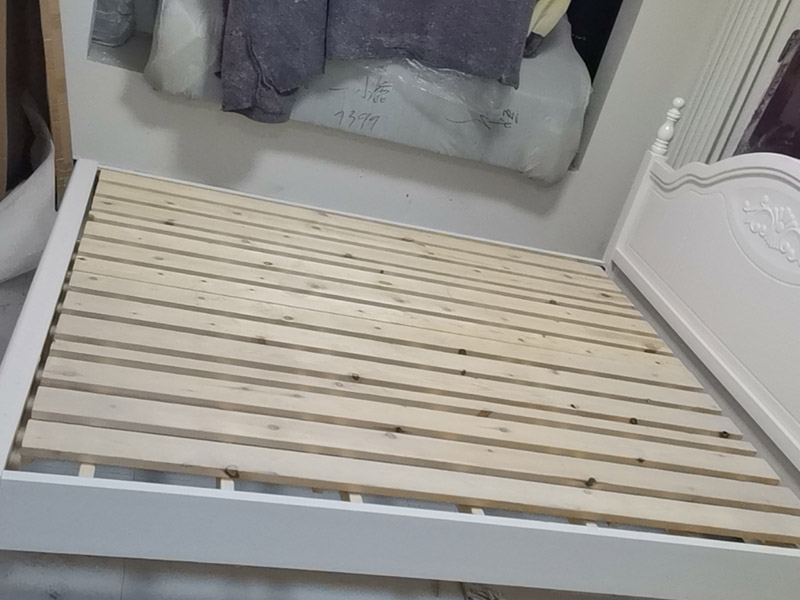 家具組裝維修：1、墻面中的裝修管線：水電改造已經(jīng)是現(xiàn)代裝修中必不可少的一項，所以墻面中，頂棚中，頂與墻的交接處都會有管線埋于墻內(nèi)的可能。定制家具的安裝其實與整體櫥柜非常像，也有吊柜，有時也需要用到電錘之類的重型裝備，如果事先我們都不知道那里有管，那里有線，就會有打斷線，打爆水管的可能；線比較好接起來，可是水管就很難搞了。 2、拉手、把手等五金件的安裝：這里主要是要確定安裝位置，以最合適家人的高度或者位置就可以，而不要光圖美觀好看。比如吊柜或者增高柜的把手一定要安裝在門的下面，地柜、寫字臺的小柜，一定要放在上面。 3、注意保持衛(wèi)生：如果是更換家里的舊家具，這一點尤為重要，因為定制家具不同于成品家具，很多東西是在您的家中安裝完成的，要有一些打孔、切割等工作，所以必然會有一些鋸末和灰塵產(chǎn)生。 4、安裝時要注意家中的其它位置的保護(hù)，因為家具一般在家裝過程中是最后進(jìn)場（不裝修的話更要保護(hù)家里的物品），家具安裝完，就要做保潔了。重點保護(hù)的對象是：地板（尤其是實木地板）、門套、門、樓梯、墻紙、壁燈等。